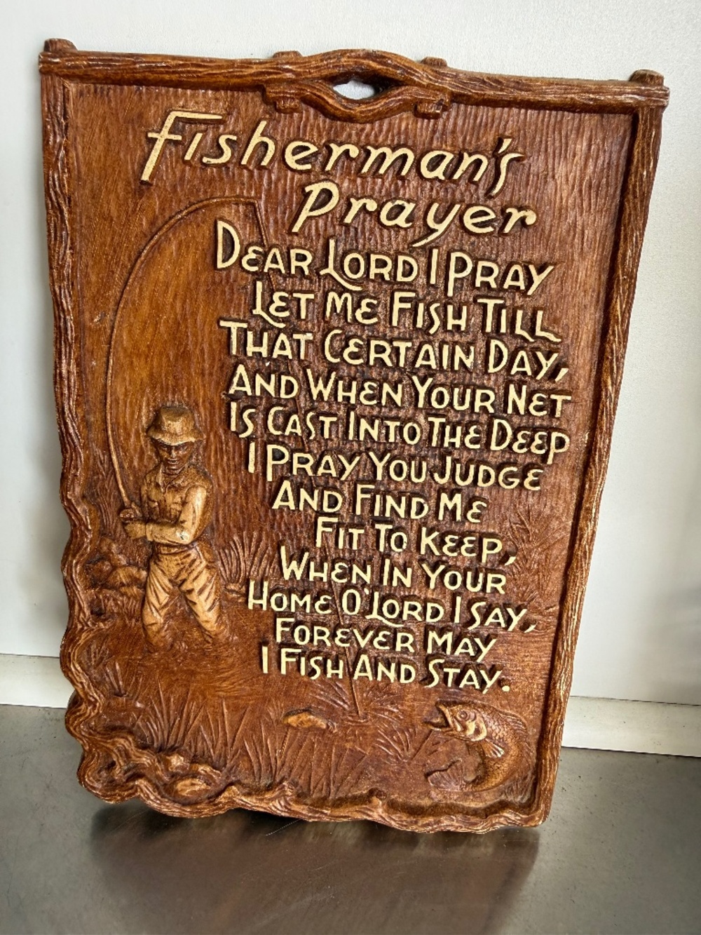 🎉vintage wall plaque features a textured wood-grain finish